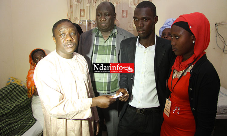 Vieux DEME remettant l'enveloppe de Mme FAYE à Alioune BA, le Président de l'AJDP Vieux DEME remettant l'enveloppe de Mme FAYE à Alioune BA, le Président de l'AJDP