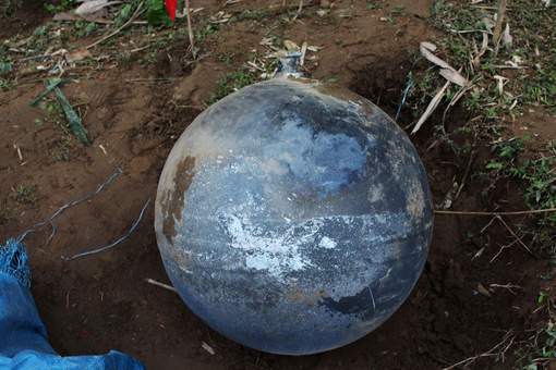 Aucune matière radioactive ou explosive n'a été retrouvée sur ces trois sphères métalliques. © afp.
