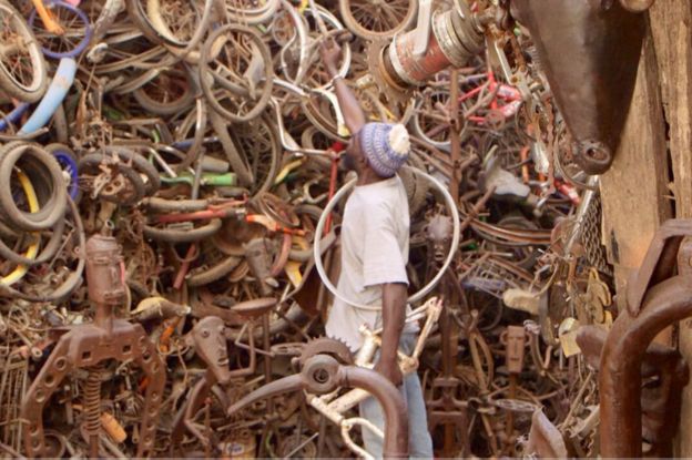 Saint-Louis: Meissa Fall "recycle" les vélos en oeuvre d'art. Saint-Louis: Meissa Fall "recycle" les vélos en oeuvre d'art.