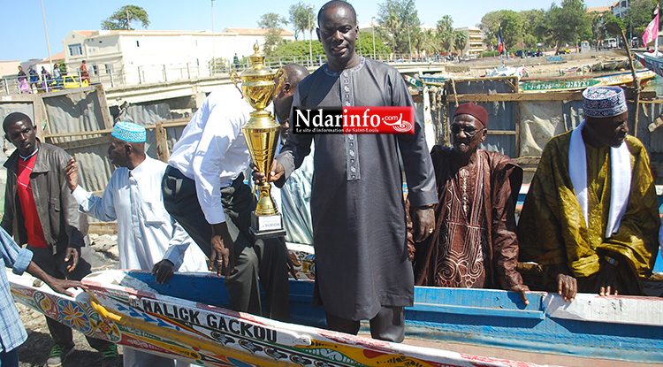 Gakou sur la pirogue qui portait son nom aux régates der Guet-Ndar