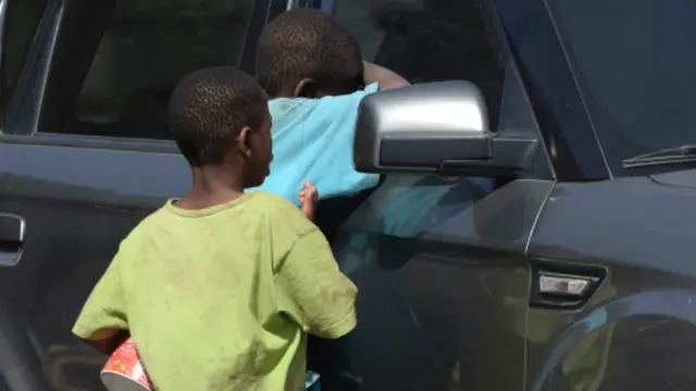 Assises de la petite enfance : l’État veut en finir avec la mendicité des enfants