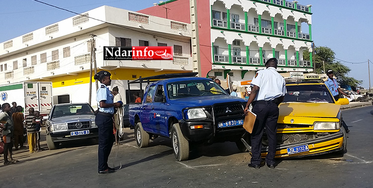 ACCIDENT : deux véhicules se tamponnent au virage de PIKINE. ACCIDENT : deux véhicules se tamponnent au virage de PIKINE.