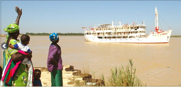 Le « Bou El Mogdad » remontant le fleuve Sénégal. (Crédits : www.compagniedufleuve.com)