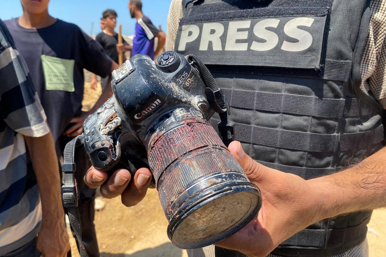 Israël tue quatre journalistes lors d’une frappe sur l’hôpital Nasser à Gaza