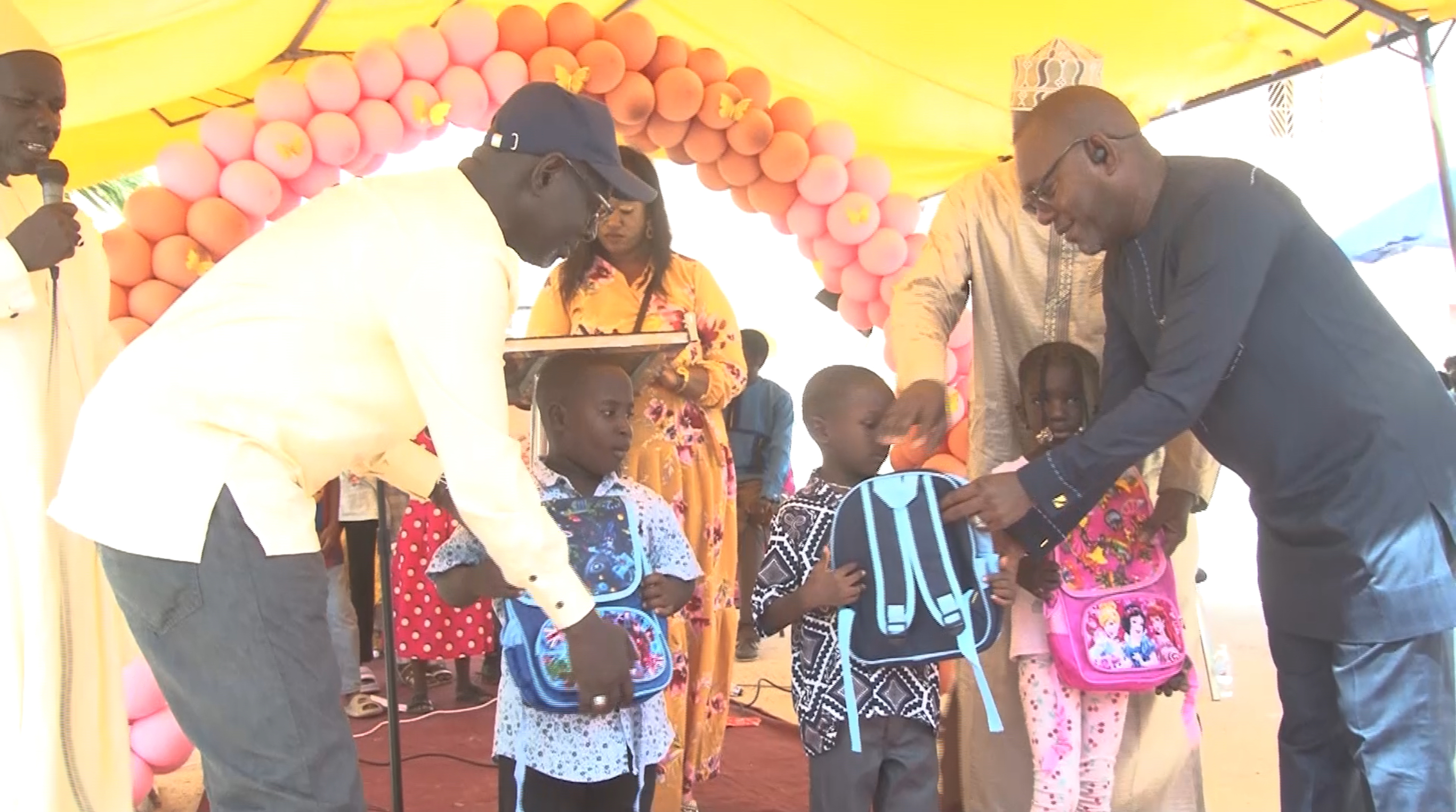 Saint-Louis – L’Association des Amis d’Enfance de Sindoné offre 350 kits scolaires aux élèves du quartier