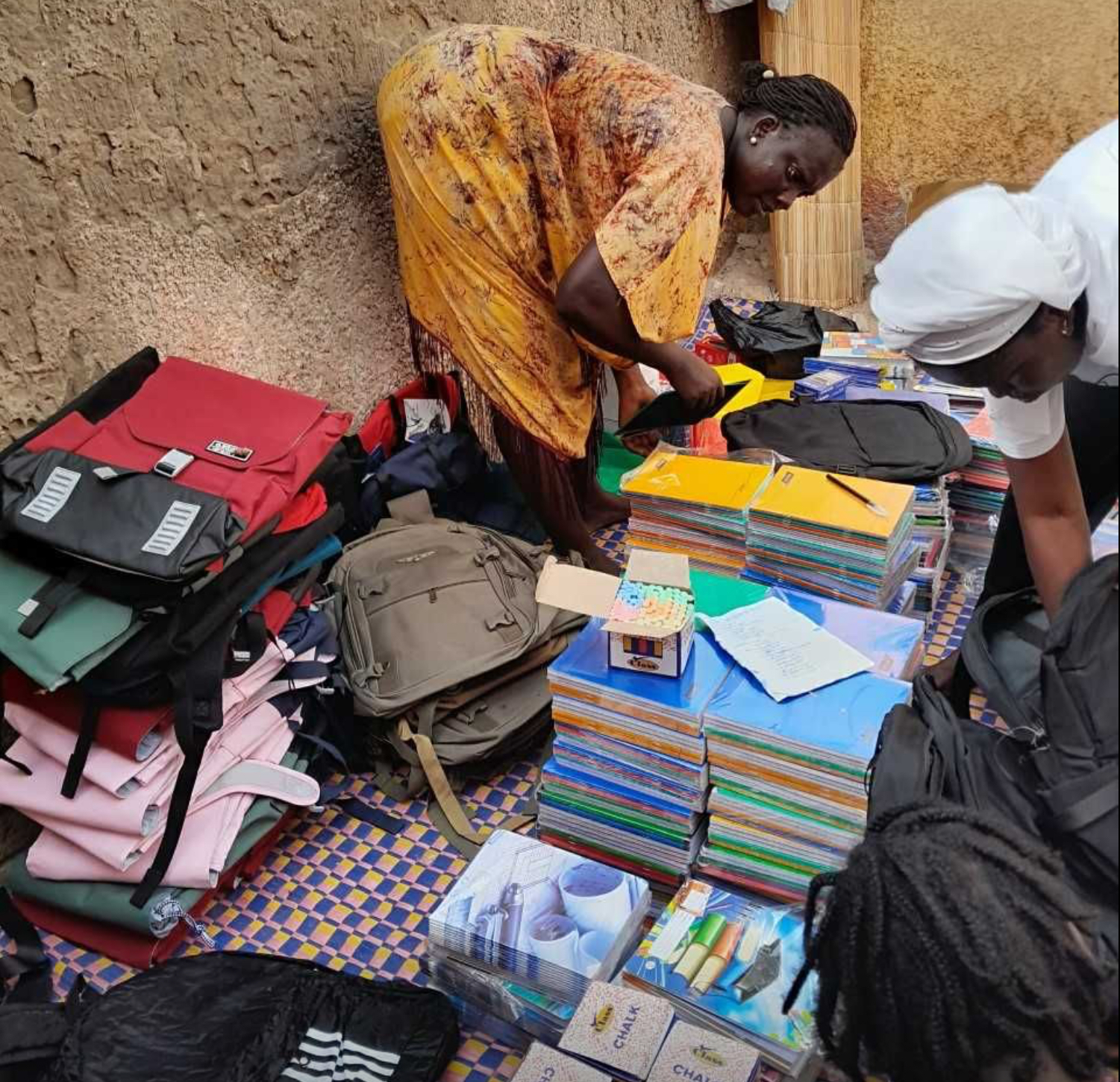 Moussa Ndiaye et ses partenaires offrent du matériel scolaire à plus de 1 000 élèves à Saint-Louis