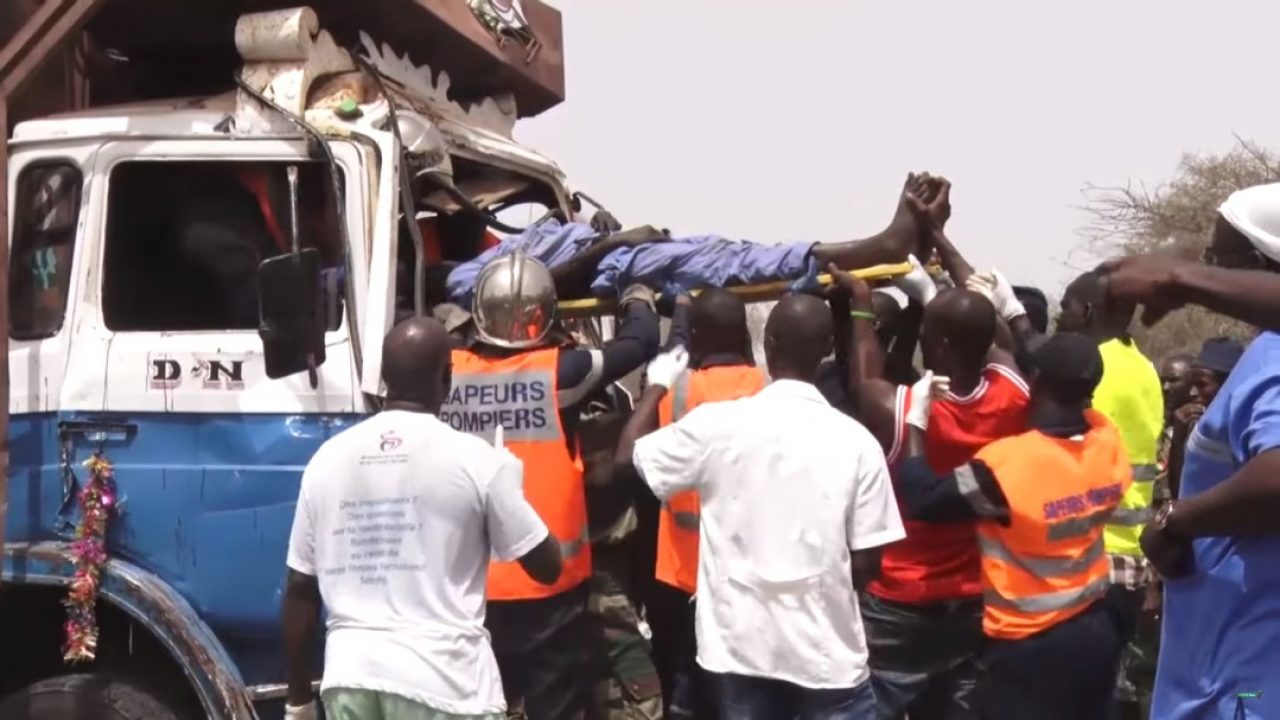Deux morts dans une collision entre une moto et un véhicule de transport à Potou Deux morts dans une collision entre une moto et un véhicule de transport à Potou