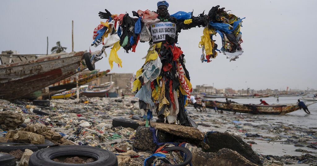Pollution plastique : entre 7.000 et 10.000 tonnes de déchets générés chaque année par les sachets d’eau au Sénégal, selon le CAES