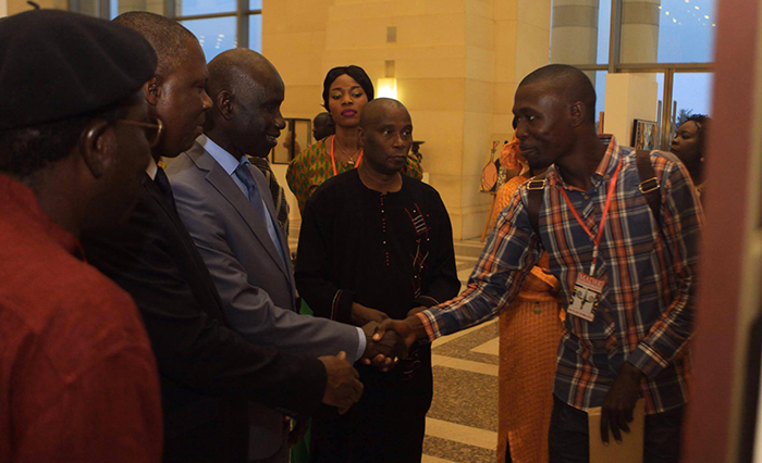 Poignée de main entre le ministre sénégalais de la Culture Mbagnick NDIAYE et l'artiste Saint-Louisien Abdoukarim FALL au MADAK