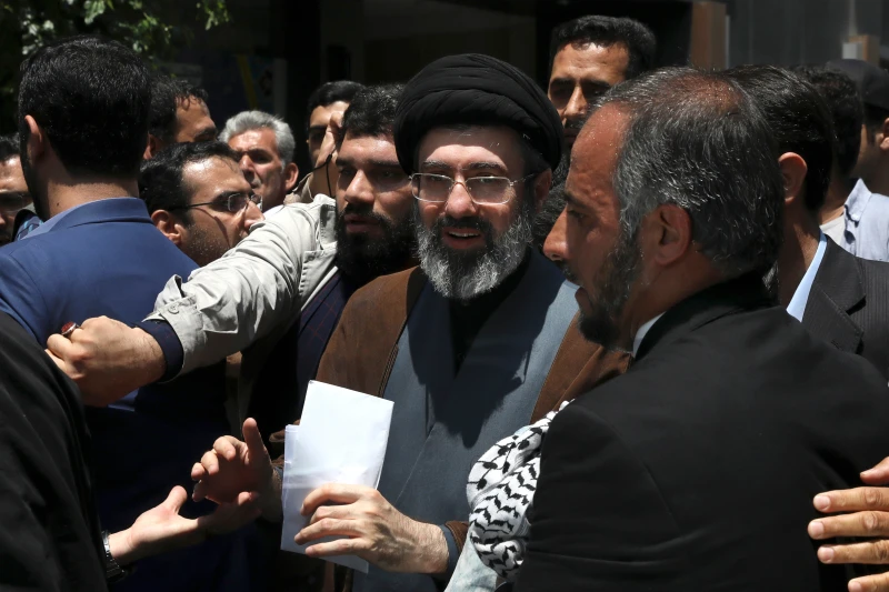 PHOTO D'ARCHIVES - Mojtaba Khamenei, fils du guide suprême iranien, l'ayatollah Ali Khamenei, au centre, assiste au rassemblement annuel de la Journée de Qods (ou Journée de Jérusalem) à Téhéran, en Iran, le 31 mai 2019. (Photo AP/Vahid Salemi, Archives)