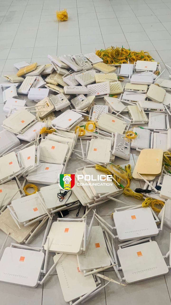 Thiaroye : Un réseau de recel de 97 modems Wi-Fi démantelé par la police