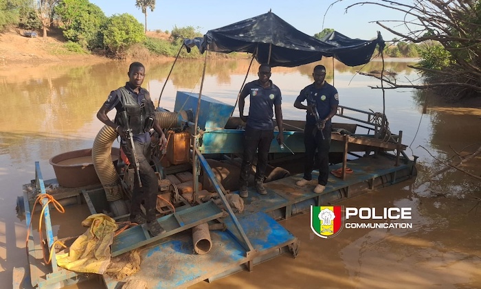 Falémé : Une drague illégale détruite par les forces de sécurité à Doguiba