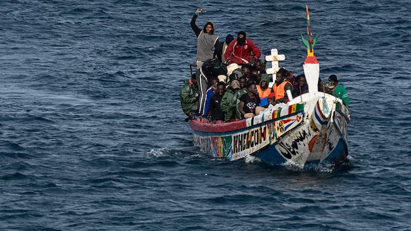 Évacuations d'urgence : 5 rescapés hospitalisés après l'échouage d'une pirogue de migrants à Saint-Louis.