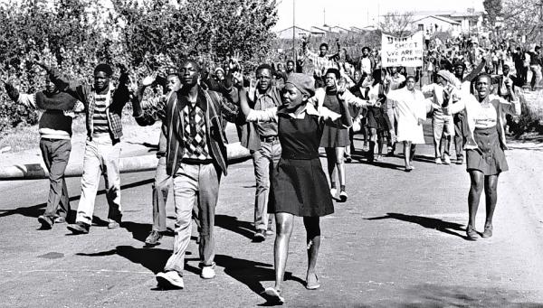 Emeutes de Soweto le 16 juin 1976, garçons et filles, les collégiens sont dans la rue. © Bongani Mnguni/City Press/Gallo Images/Getty Images