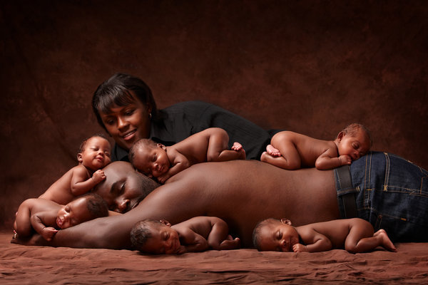 Ces parents reproduisent une photo avec leurs sextuplés à 6 ans d'intervalle