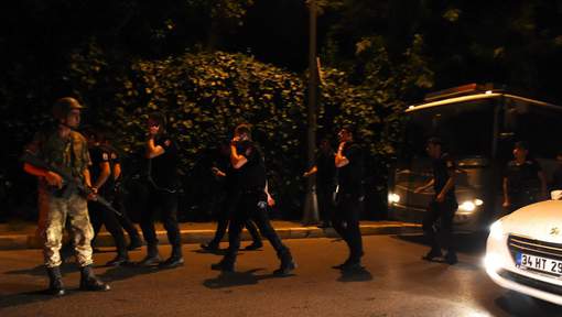Coup d'État en Turquie: une violente explosion entendue