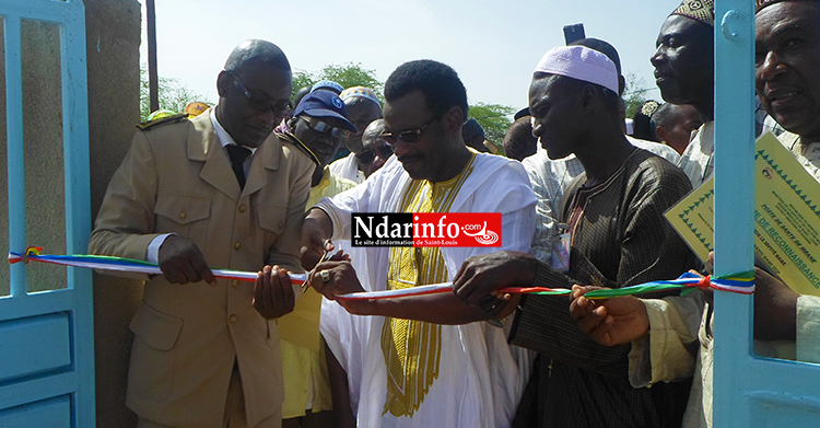 Le Sous-Préfet de Mbane, le maire et des dignitaires coupent le ruban Le Sous-Préfet de Mbane, le maire et des dignitaires coupent le ruban