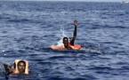 Pour échapper à la police, un Italien balance à la mer un migrant Sénégalais