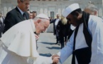 Le Pape François reçoit un exemplaire de Futsi de Serigne Touba, dédié à Marie