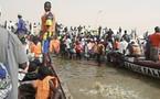 Photos/Changement de la travée tournante du pont Faidherbe, la pirogue devient le moyen de transport