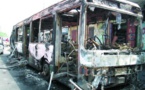 Émeutes à Tambacounda : Le bus des journalistes calciné Émeutes à Tambacounda : Le bus des journalistes calciné