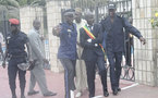 [Vidéos] Pour protester contre le projet de loi constitutionnelle, Cheikh Bamba Diéye s'attache aux grilles de l'Assemblée nationale