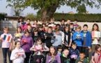 France: des enfants collectent des trousses pour les écoliers de Gandiol (Tassinère)