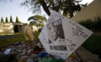 Mandela a passé une troisième nuit à l'hôpital, l'Afrique du Sud prie