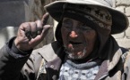 Bolivie: le doyen de l'humanité mâche de la coca et fait sa cuisine;