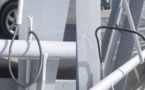Des conduites de câbles du pont  vandalisées : les piliers transformés en douches publiques.