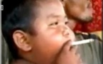 Le bébé-fumeur abandonne la cigarette mais... - [Vidéo]