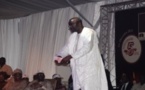 Cissé Lô jette des liasses de billets de banque par terre devant Macky surpris