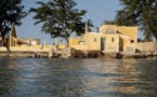 Près de Saint-Louis du Sénégal, la mer engloutit les villages.