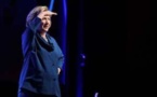 INSOLITE: Une femme lance une chaussure sur Hillary Clinton pendant une conférence