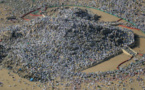 Les pèlerins prient sur le mont Arafat, point culminant du hajj