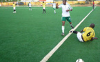 Insolite au stade Me Babacar SEYE : en plein match, un supporter s’introduit dans le jeu pour empêcher le but.