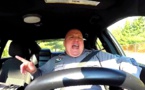 Voici le policier le plus drôle du monde ! Il chante, danse et se déchaîne en conduisant ! La caméra de bord l'a enregistré, c'est juste énorme...