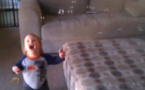 La réaction craquante d'un bébé face aux bulles de savon