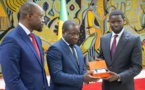 Champ pétrolier de Sangomar : un échantillon du premier brut remis au Président