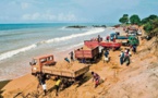 ALERTE - GANDIOL - DIGUE DE PILOTE BARE : un camion et deux bulldozers s’enlisent.