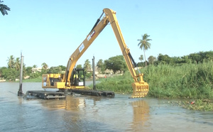 Saint-Louis – Ressources en eau : L’OLAC se dote d’un engin amphibie pour lutter contre les plantes aquatiques envahissantes