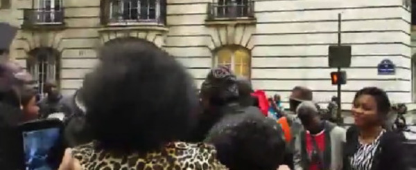 PARIS:  des Sénégalais manifestent devant le Consulat