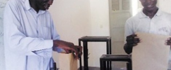 Un sénégalais crée une machine de fabrication de sachets et de sacs en papier. 