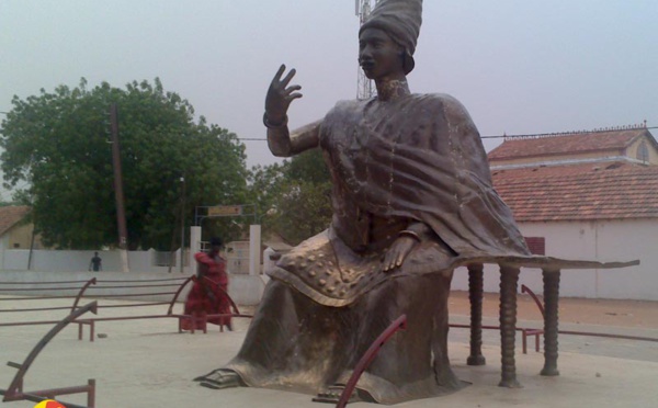 Quand la Reine Ndatté Yalla payait ses bracelets en or sur les droits dus par le Français du Comptoir de son ile NDAR ( Saint-Louis)