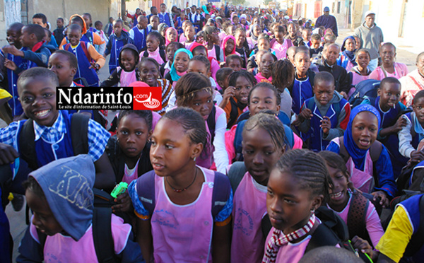 Saint-Louis – Colère à  Sidy NDIAYE : les élèves marchent contre la fermeture de leur l’école. Regardez !