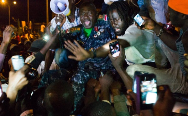(3) Photos: scène incroyable, Badjie, le Général de Jammeh fête l’investiture de Adama Barrow dans la rue. Regardez