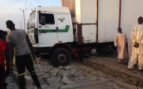 INCIVISME : Une partie du mur des cimetières de Guet-Ndar, écrasée par un camion frigorifique (photos)
