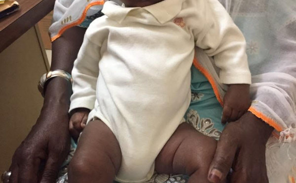 Sauvé d’un accident, ce bébé cherche les parents de sa maman décédée (vidéo)