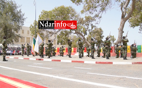 Maniement d’armes : belle démonstration des soldats du 12e bat. Regardez !