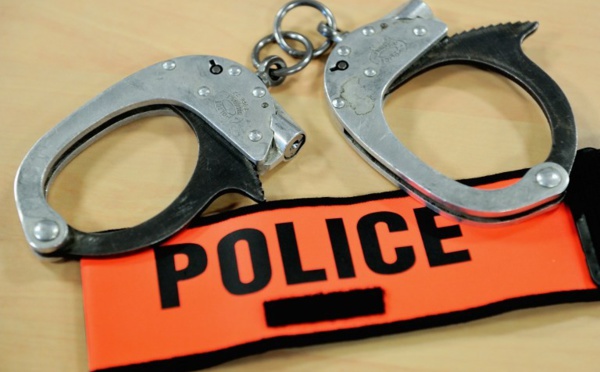 Perquisition d’une maison close à Darou : trois prostituées appréhendées. Nu, un hommes passe par la fenêtre.